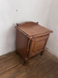 Dubový nočný stolík v štýle Louis XV